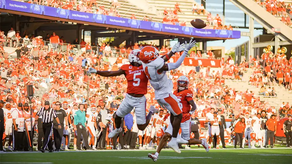 Football player catching the ball.